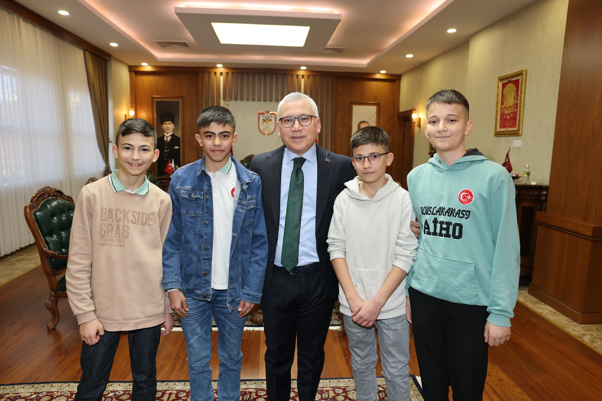 Vali Şimşek, öğrencileri makamında ağırladı