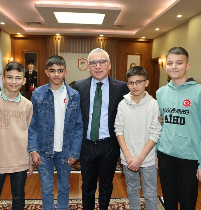 Vali Şimşek, öğrencileri makamında ağırladı