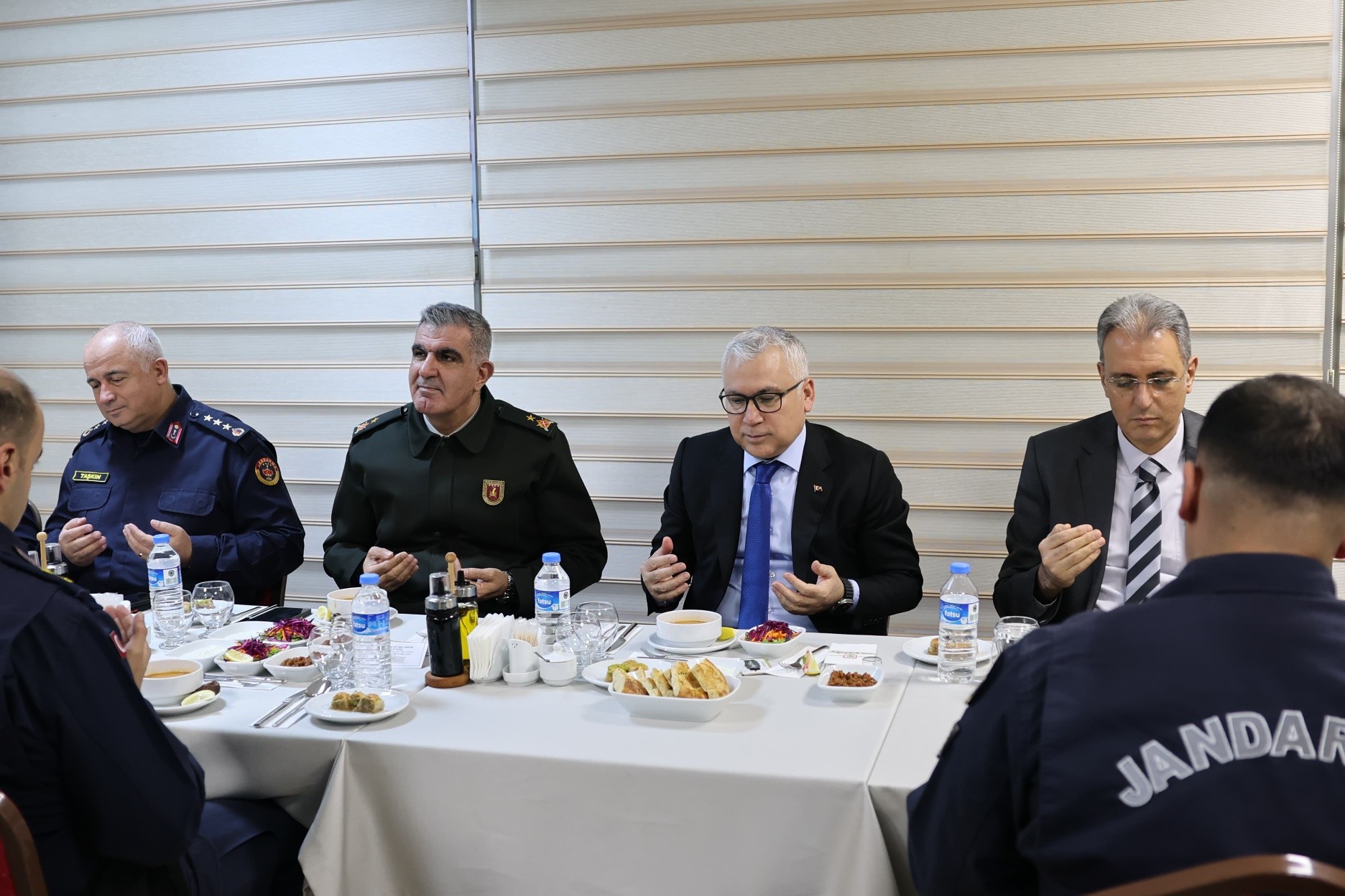 Vali Şimşek, jandarma personeliyle iftarda buluştu