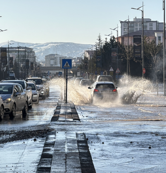 Sivas'ta su borusu patladı, yol göle döndü...