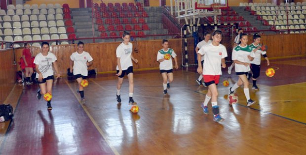 Kızlar Kupa Mesaisinde