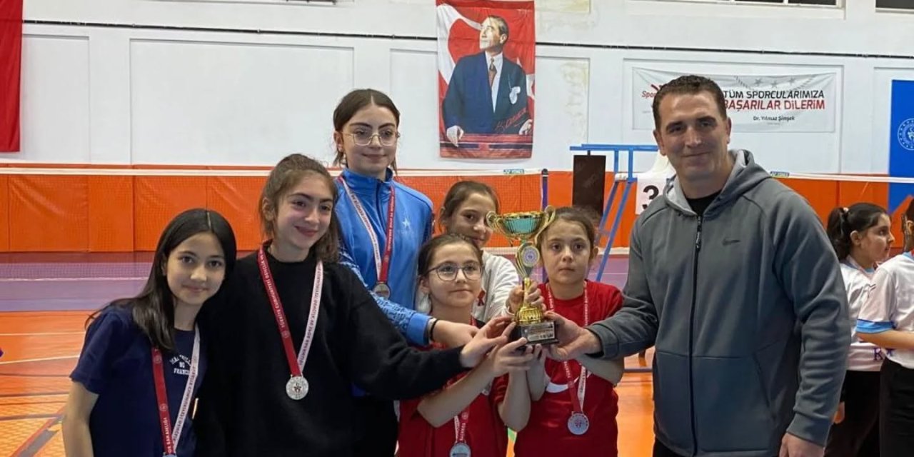 Badmintonda kupa sevinci