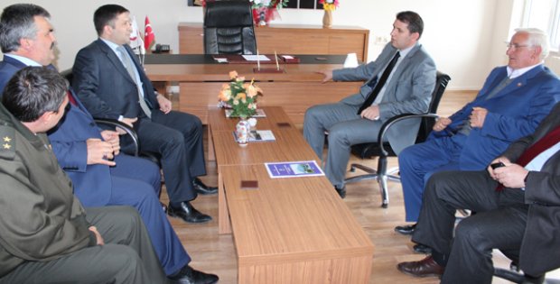 AYHAN, KONFERANS VERDİ