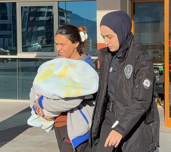 Bu nasıl anne! Bebeğinin bezine uyuşturucu sakladı