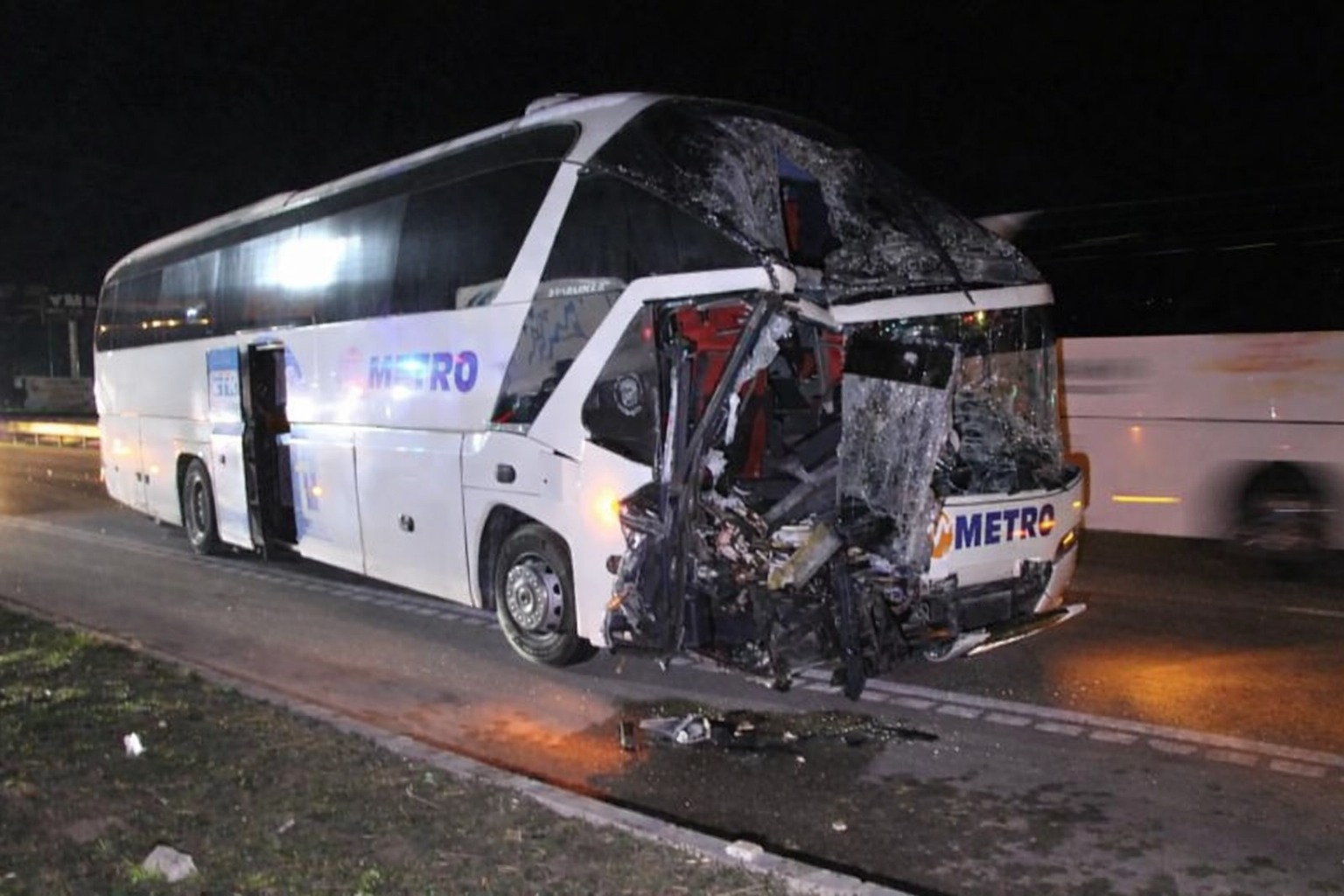 Yolcu otobüsü, TIR'a çarptı; 11 yaralı