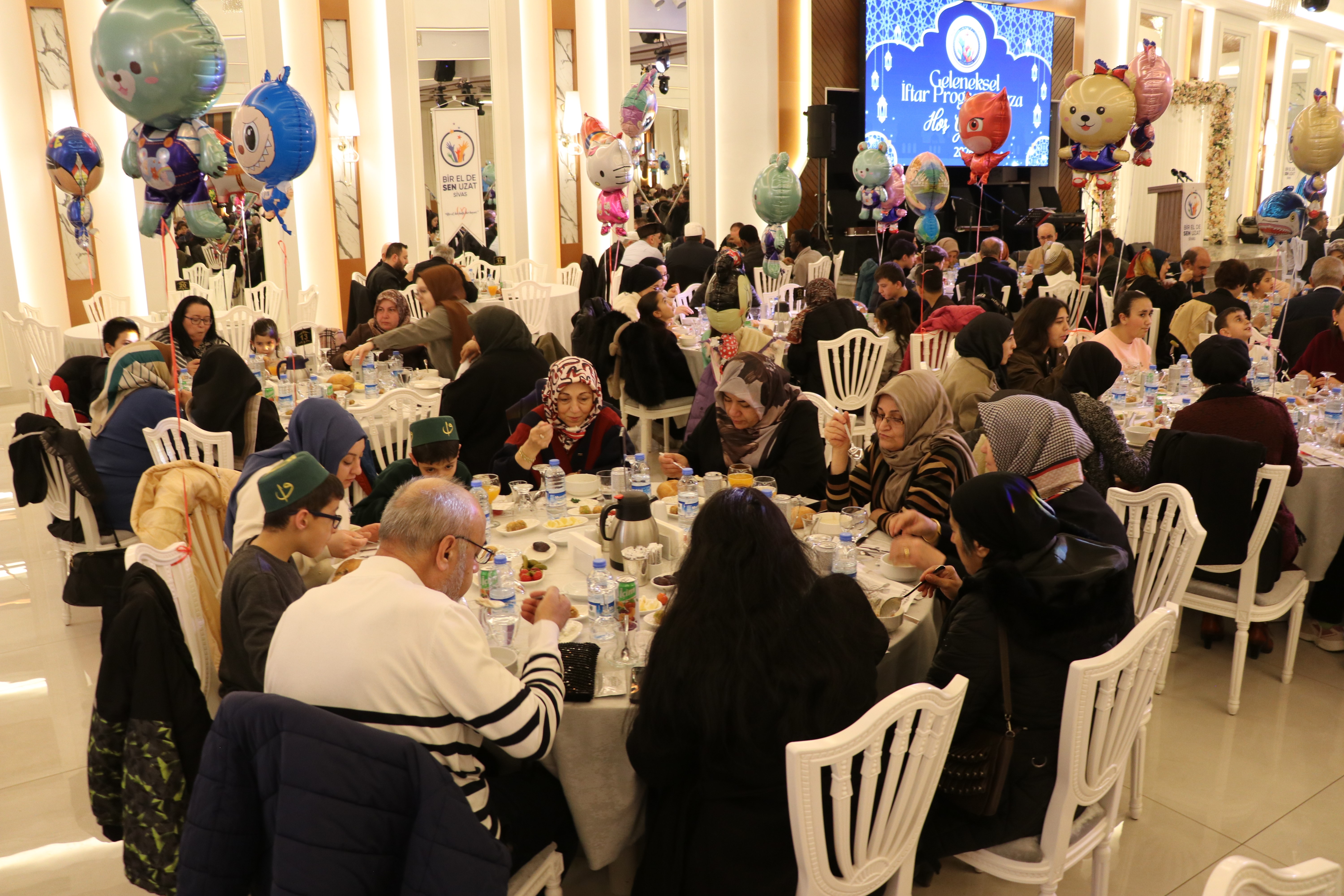 Sivas’ta yetim çocuklar iftar sofrasında buluştu