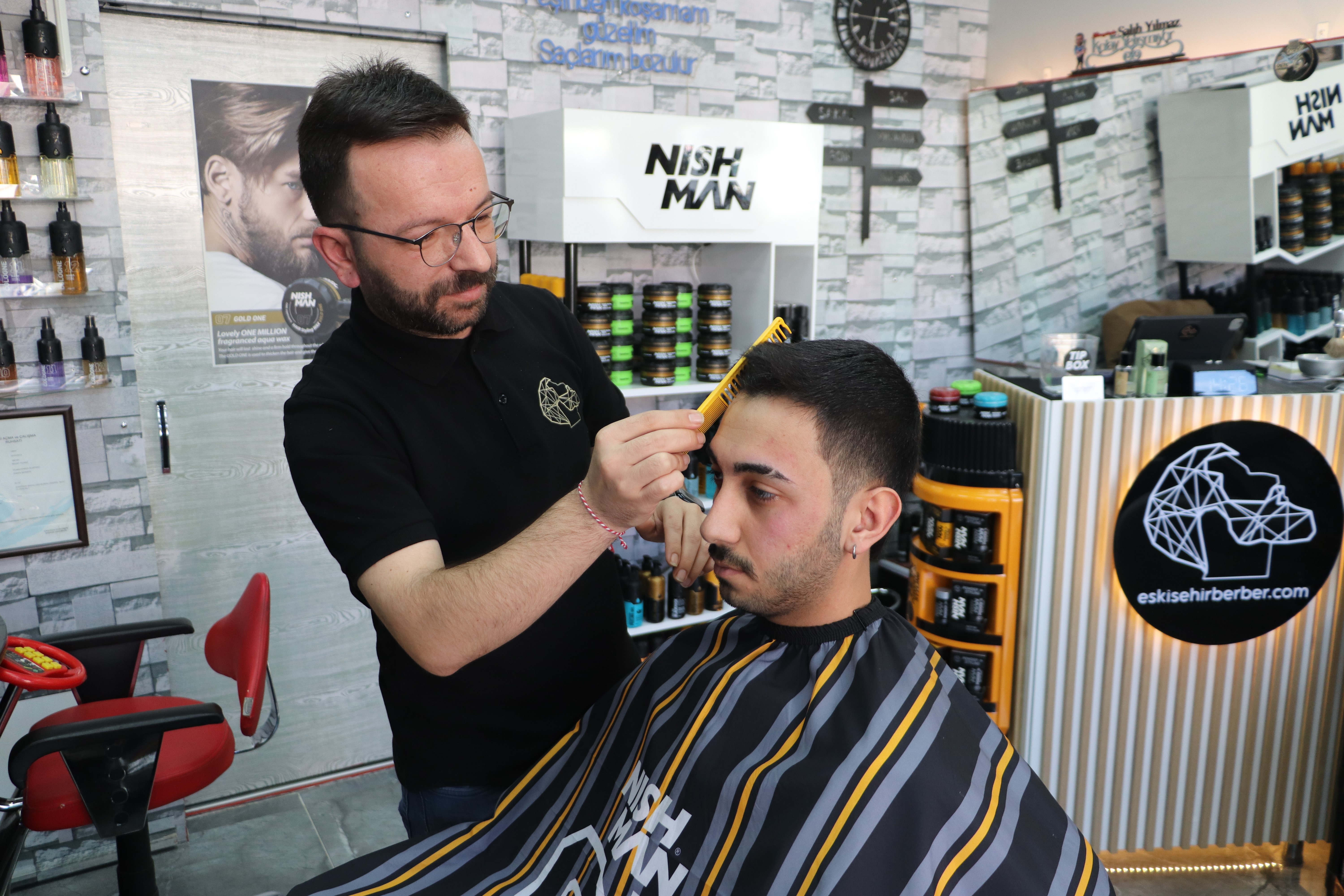Kuaförlerin bayram tıraşı mesaisi sahura kadar uzuyor