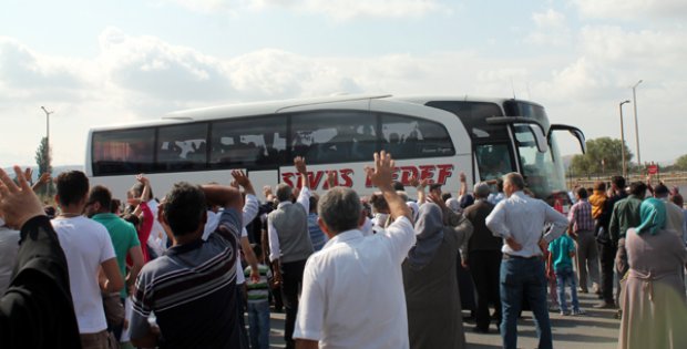 Hacı Adayları Dualarla Uğurlandı