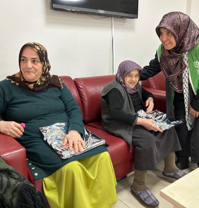 Sivas'ta İHH üyelerinden huzurevine ziyaret