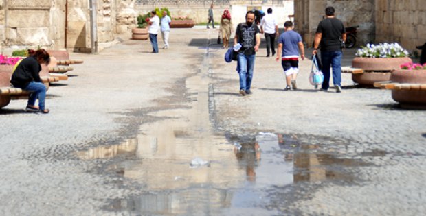 Havuz Suyu, Hortumla Tahliye Ediliyor