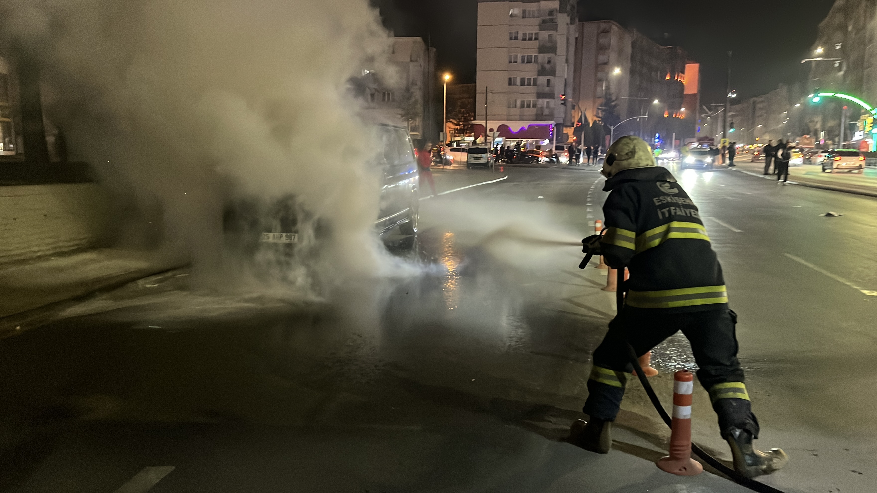 Minibüste çıkan yangın söndürüldü