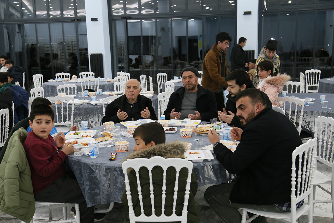 Kur'an kursu öğrencileri iftarda bir araya geldi