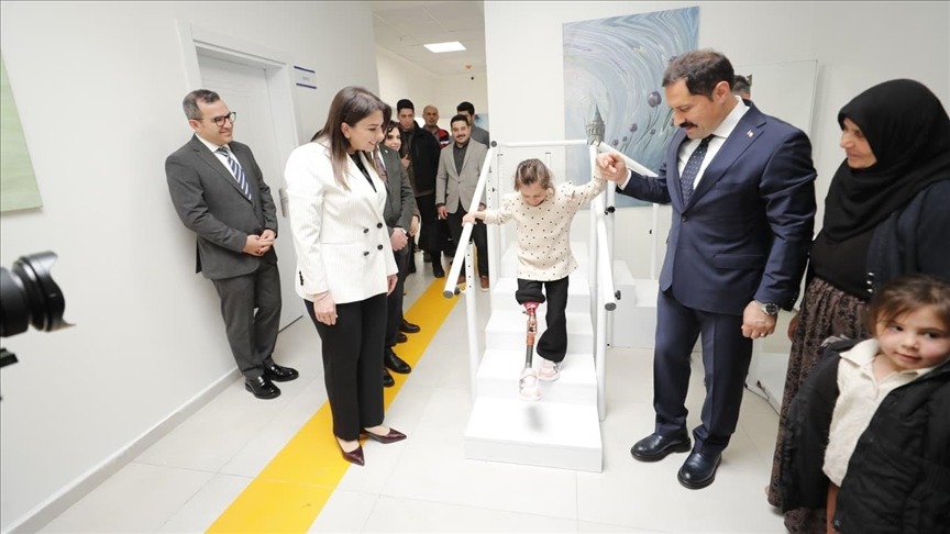 7 yaşındaki Zeynep proteziyle yeniden yürüdü