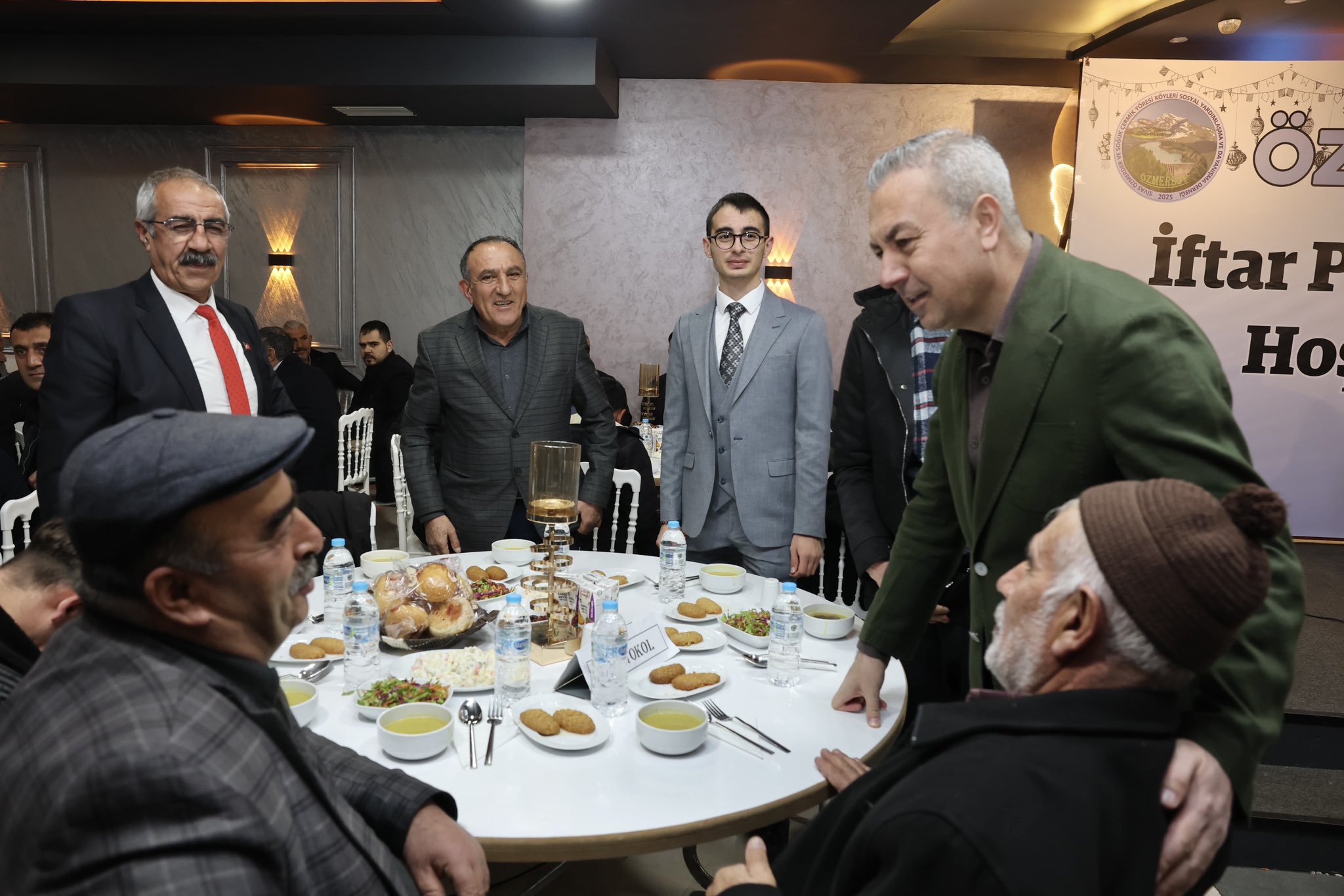 İftar sofrasında vatandaşlarla buluştu