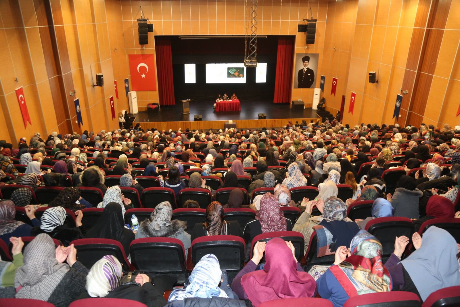 Sivas'ta kadınlara özel Kadir Gecesi ve hatim programı düzenlendi