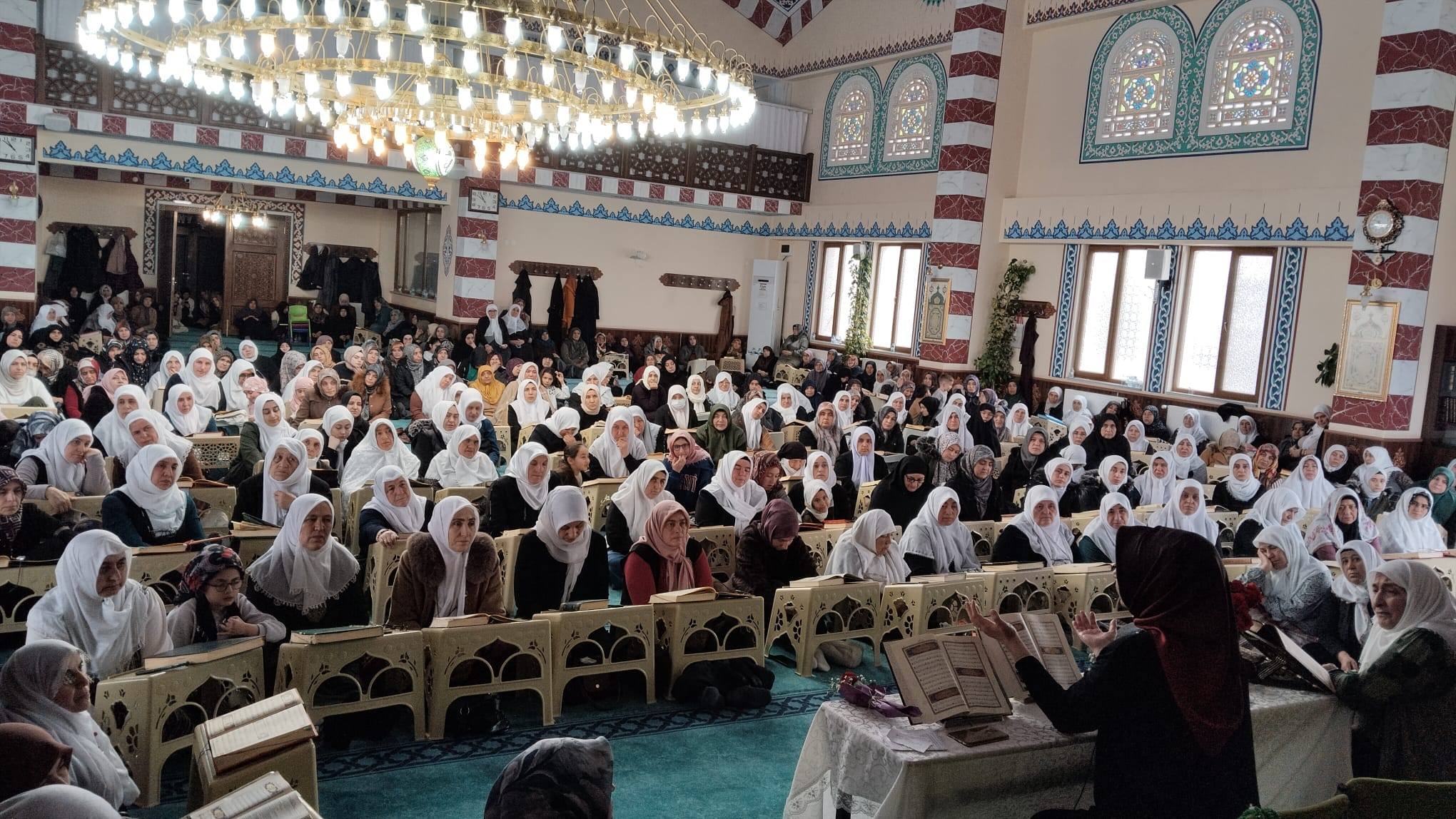 Kur’an ve ilahilerle kadınlara özel Kadir Gecesi