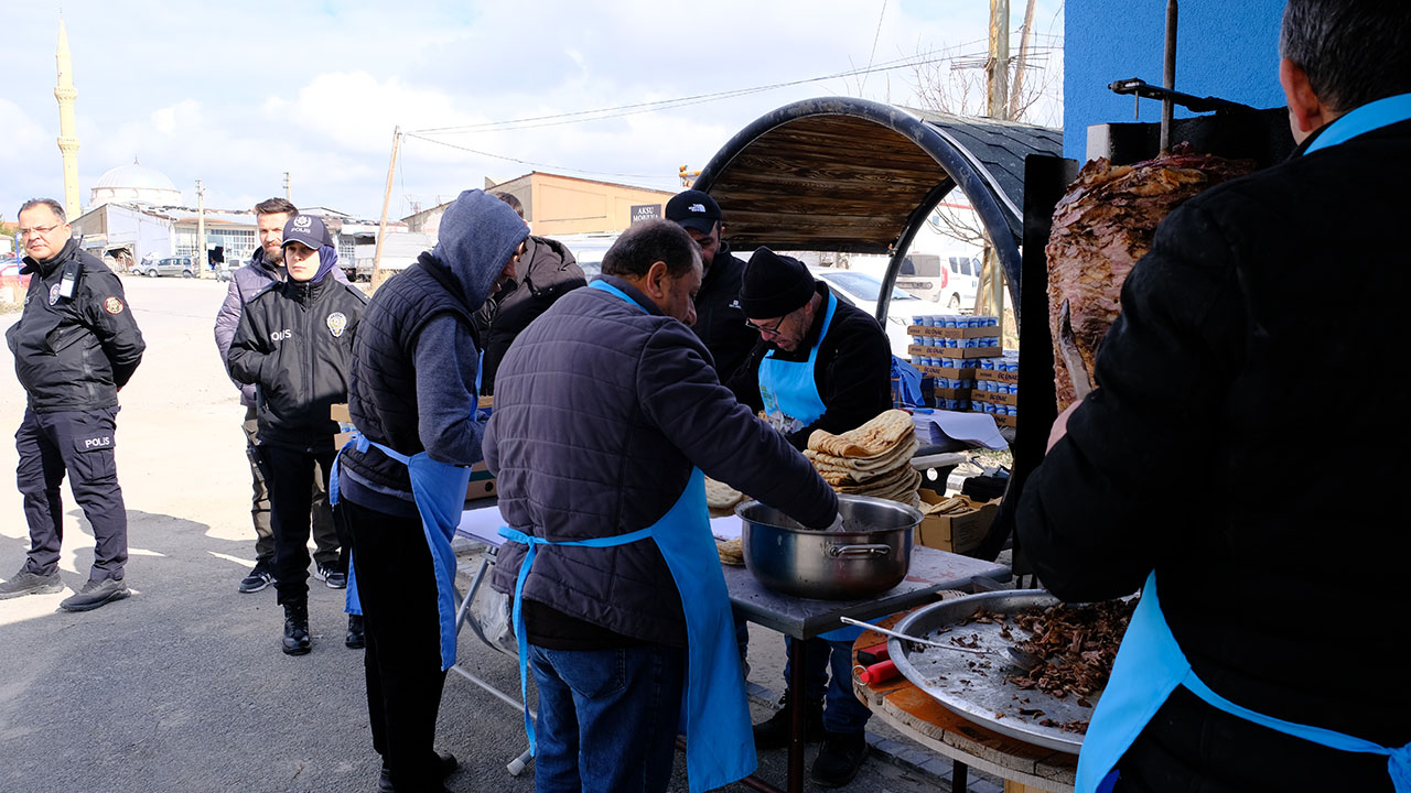 Şarkışla'da polisler trafik denetiminde iftarlık dağıttı