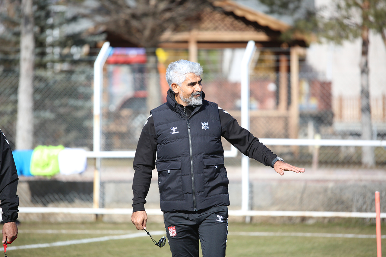 Sivasspor Teknik Direktörü İsmet Taşdemir: Sakatlıklar maç sıkışıklığından kaynaklanıyor