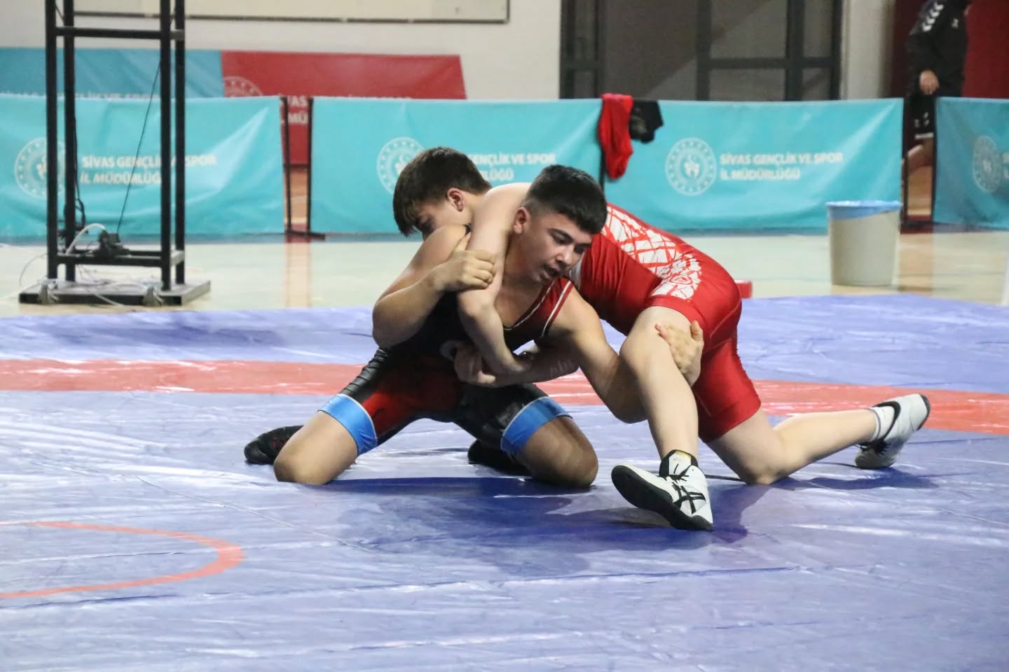 Sivas'ta genç güreşçiler madalya için ter döktü