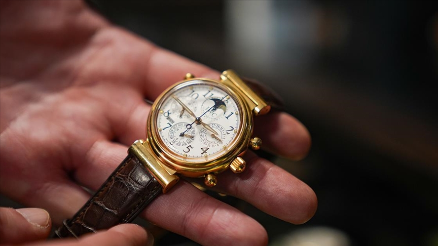 Hassas ameliyatlara saat tamir ederek hazırlanıyor