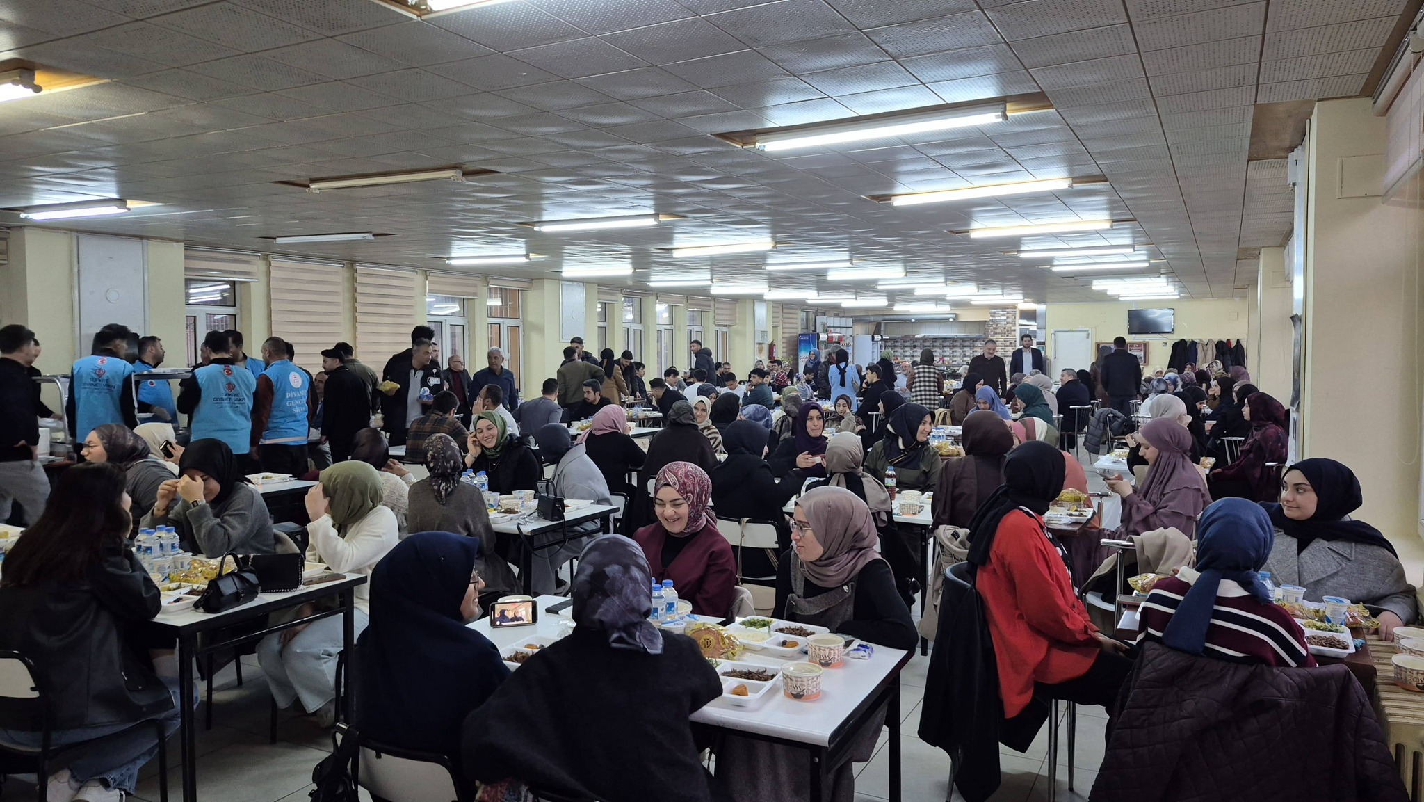 İlahiyat öğrencileri iftar sofrasında buluştu