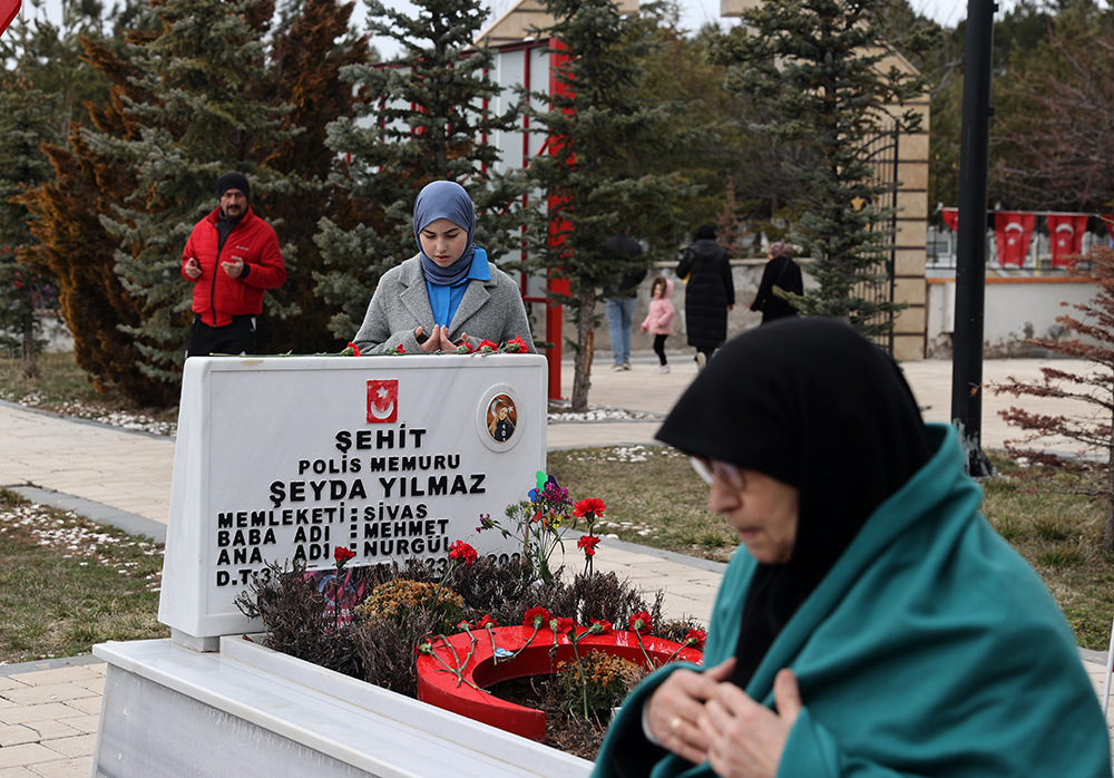 Sivas’ta bayram öncesi şehitlik ziyareti