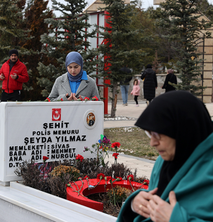 Sivas’ta bayram öncesi şehitlik ziyareti