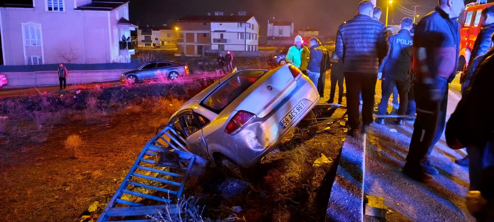 Sivas'ta kaza! Otomobil bariyerlere çarptı...