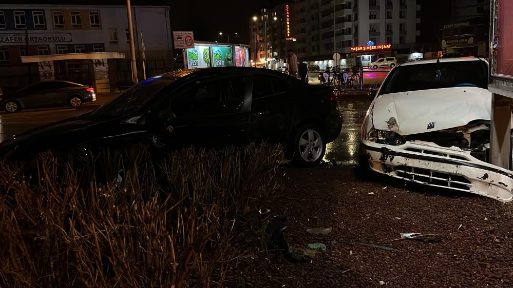 Otomobiller çarpıştı: 2 yaralı