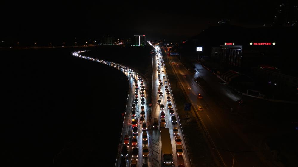 Araç kuyruğu 40 kilometreyi aştı