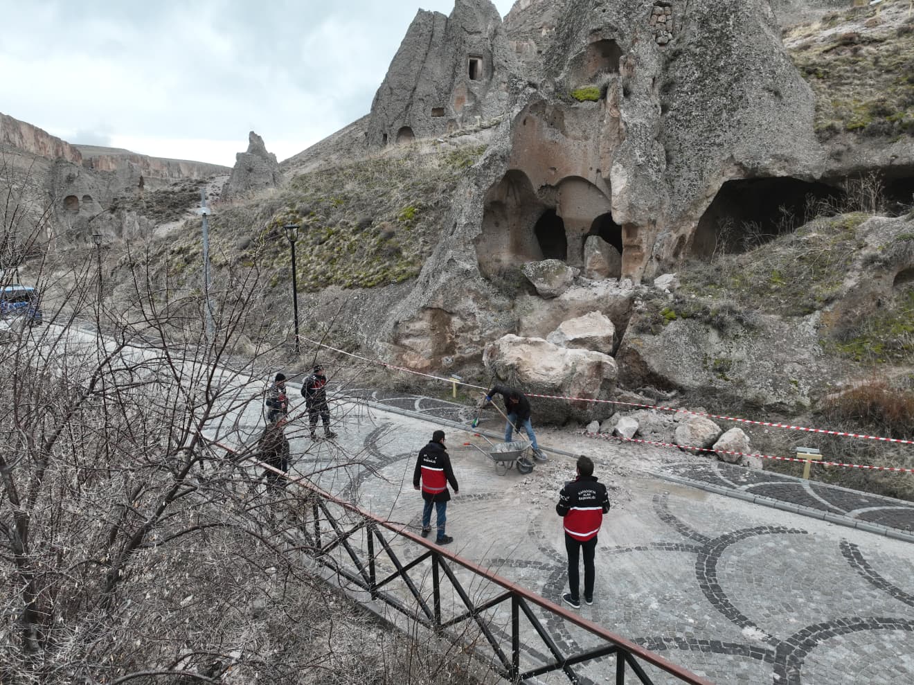 Kaya kopması yaşanan alanda çalışma başlatıldı