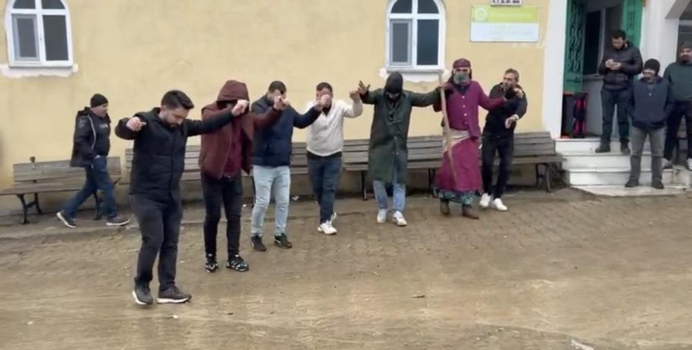 Sivas'ta yaşlılar anlattı, gençler oynadı