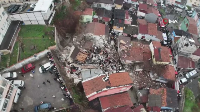 İstanbul Fatih'te iki bina çöktü! Enkaz altında kalanlar var