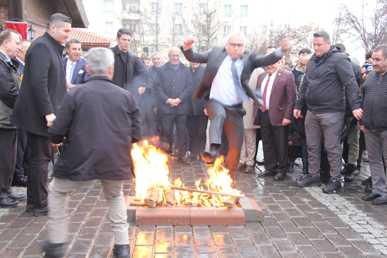 Sivas'ta bahar nevruz ateşiyle karşılandı
