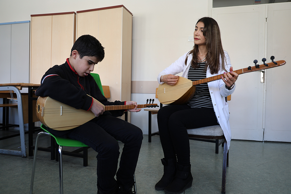Bağlamanın tellerine gönülden dokunuş