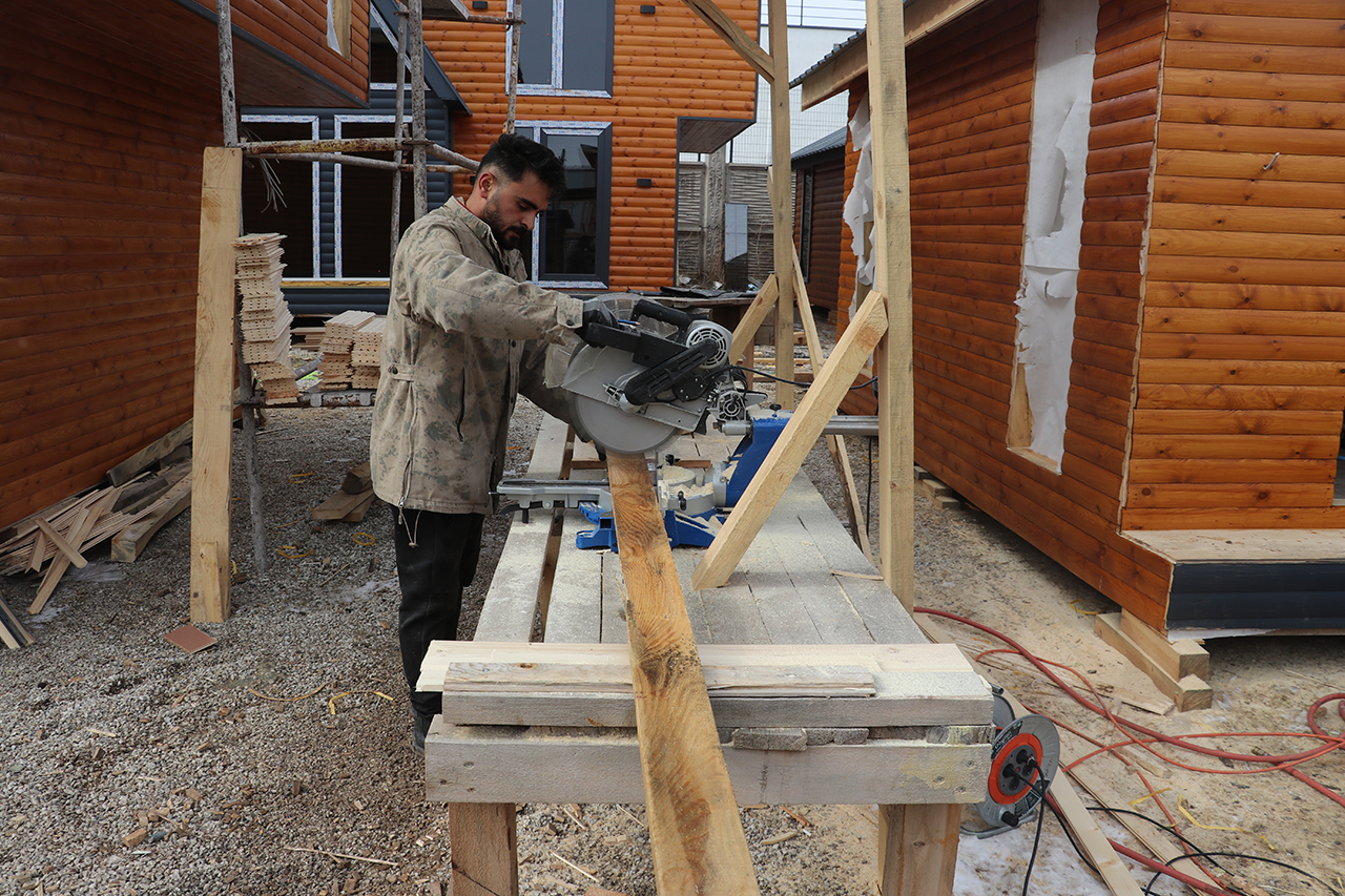 Sivas'ta iki kardeş ürettikleri ahşap evleri Avrupa'ya ihraç ediyor