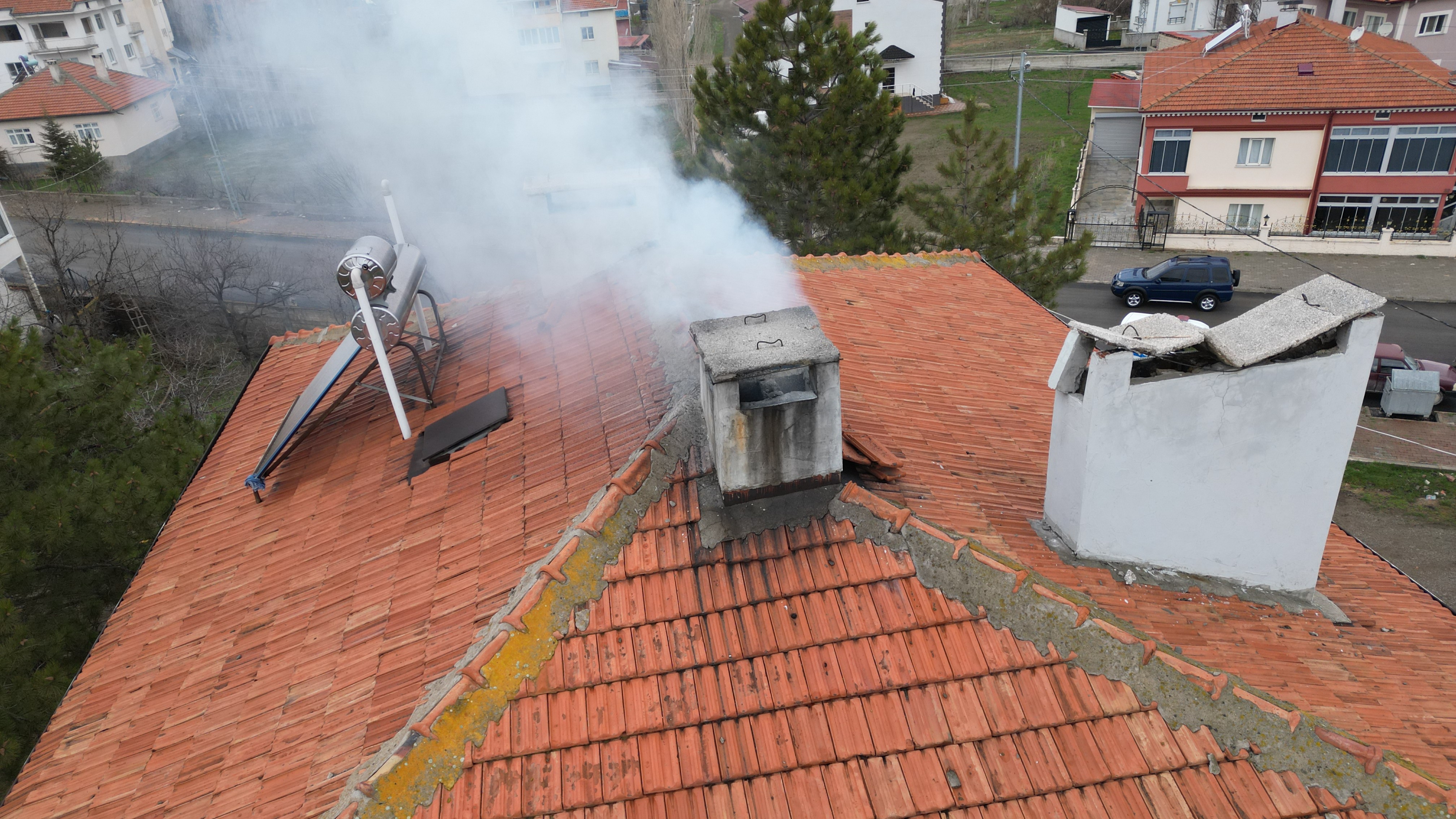 Sivas'ta sobadan çıkan yangın iki kişiyi etkiledi
