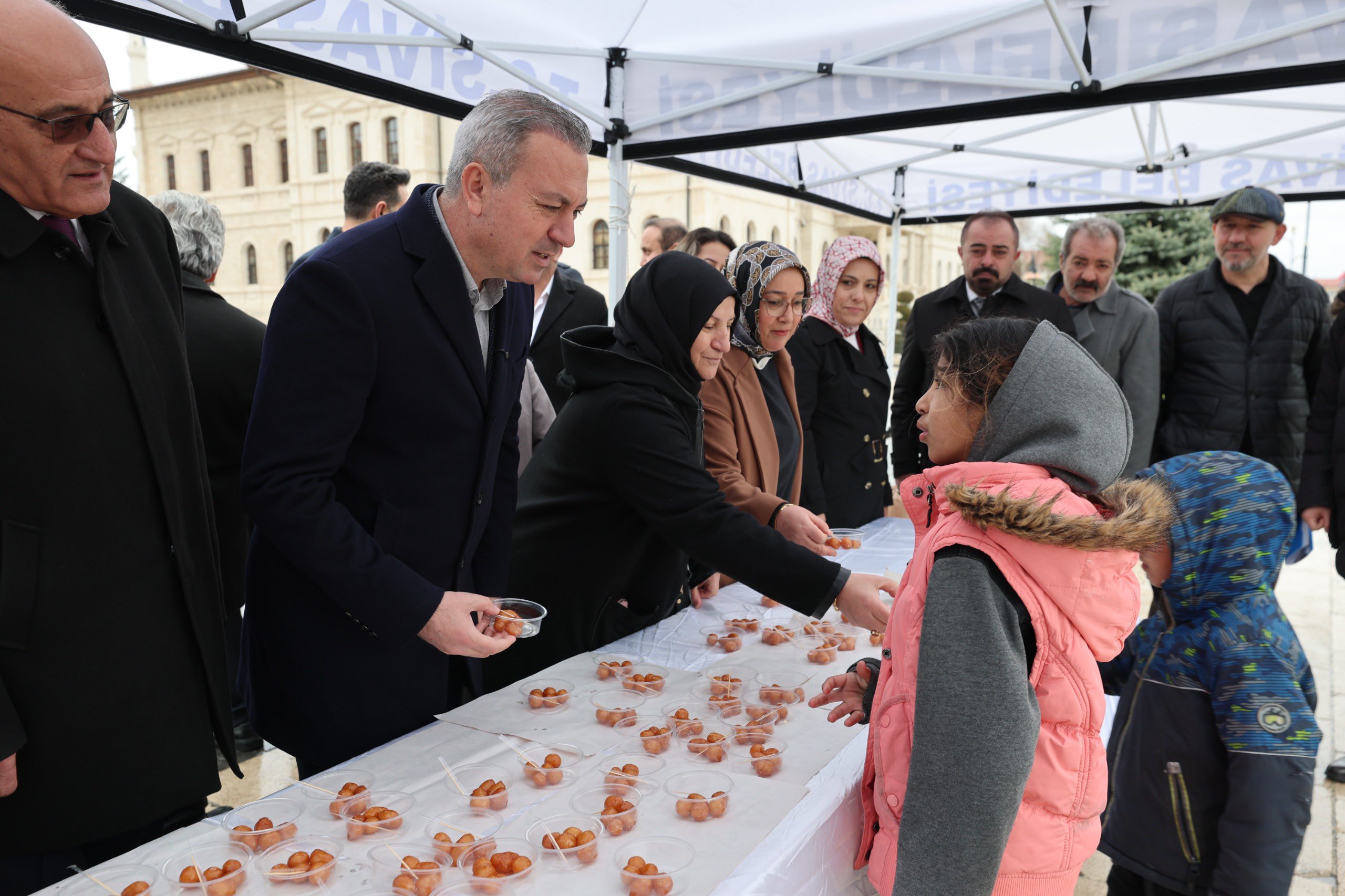 Sivas'ta Muhsin Yazıcıoğlu anısına lokma dağıtıldı