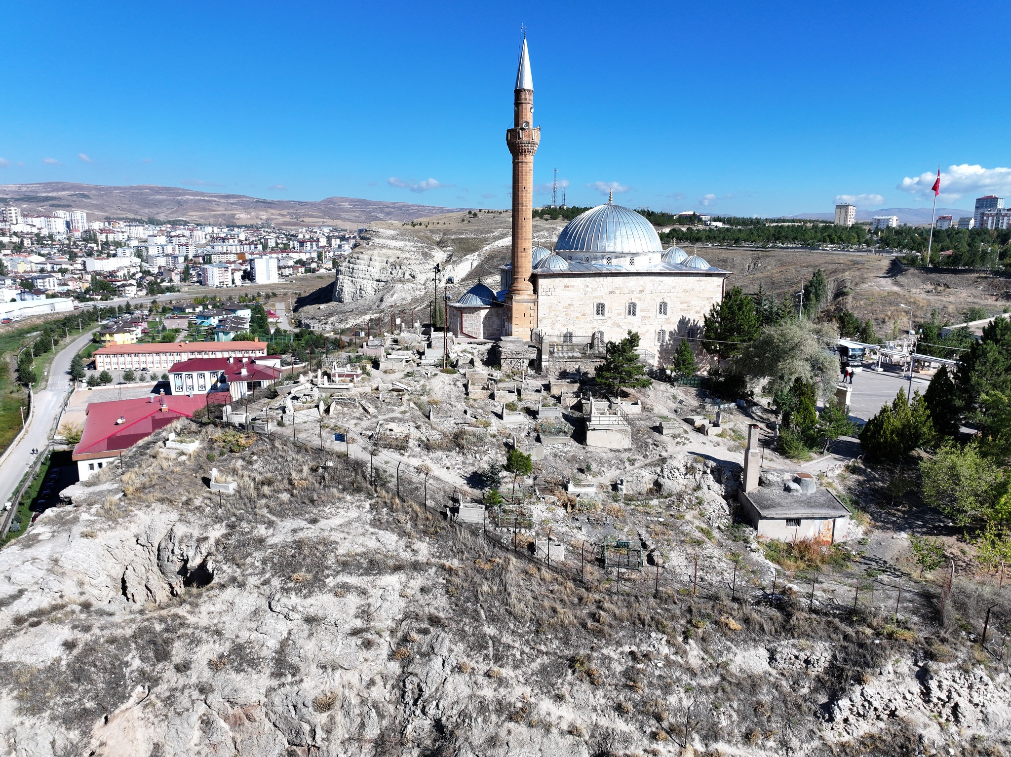Sivas’ta türbe çevresinde kaya tehlikesine karşı çalışmalar başladı