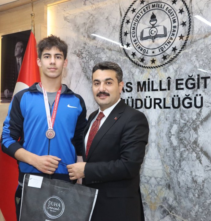 Sivaslı filenin yıldızlarından Türkiye derecesi