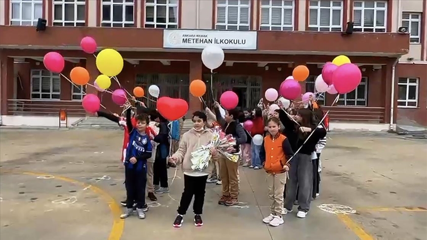 Kanseri yendi okulunda balonlarla karşılandı