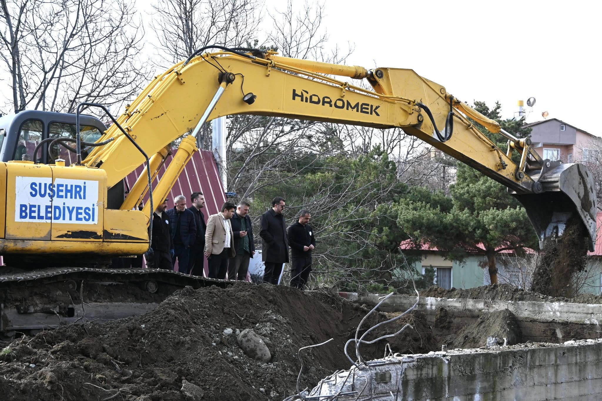 Suşehri'nde yol yapım çalışmaları devam ediyor