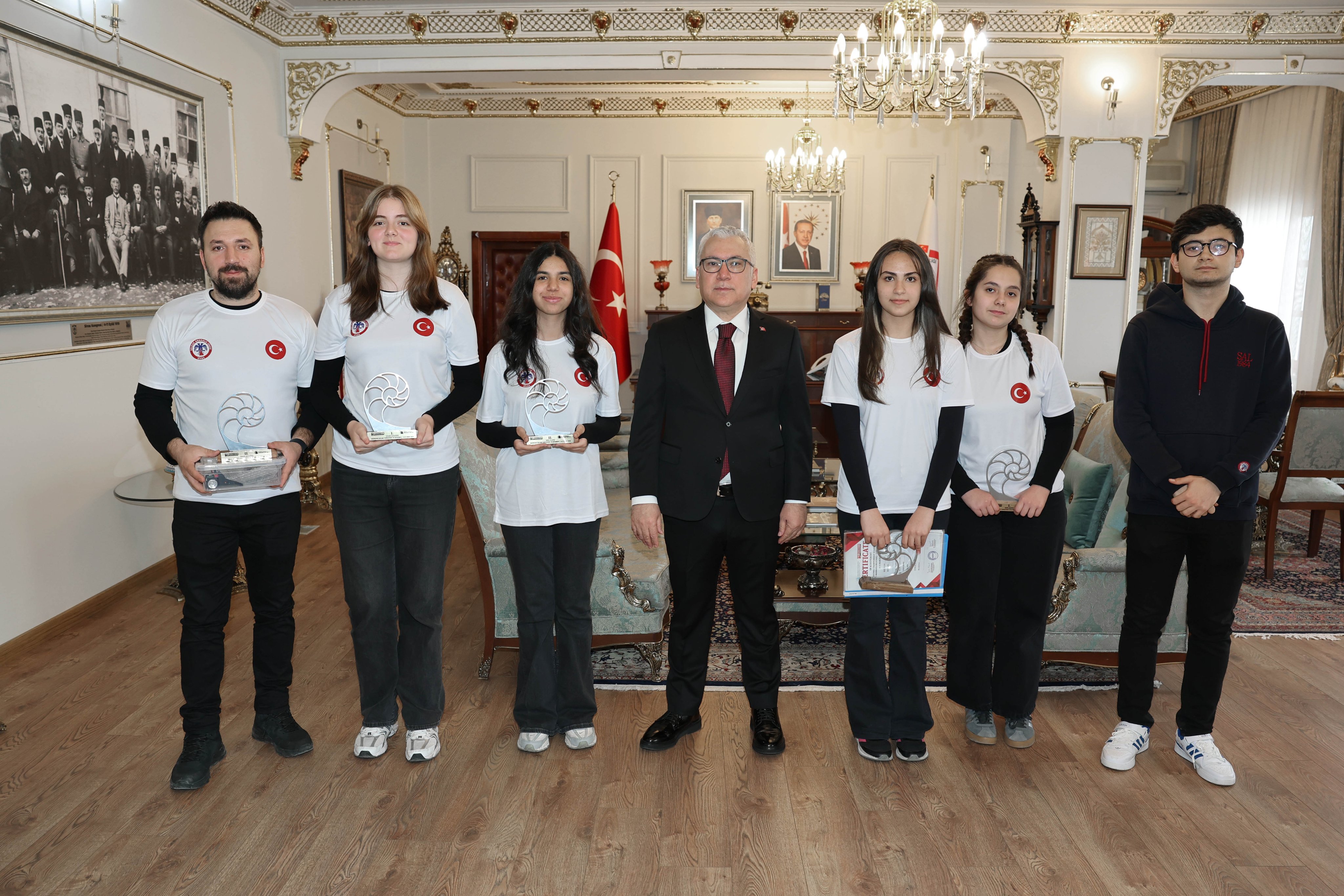 Vali Şimşek, başarılı robot takımını kabul etti