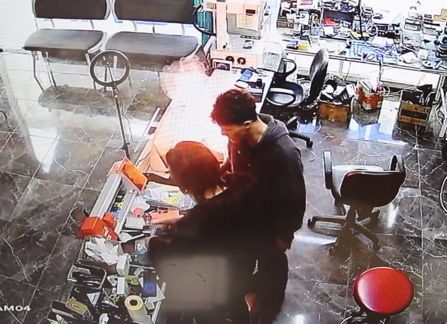 Cep telefonu bomba gibi patladı