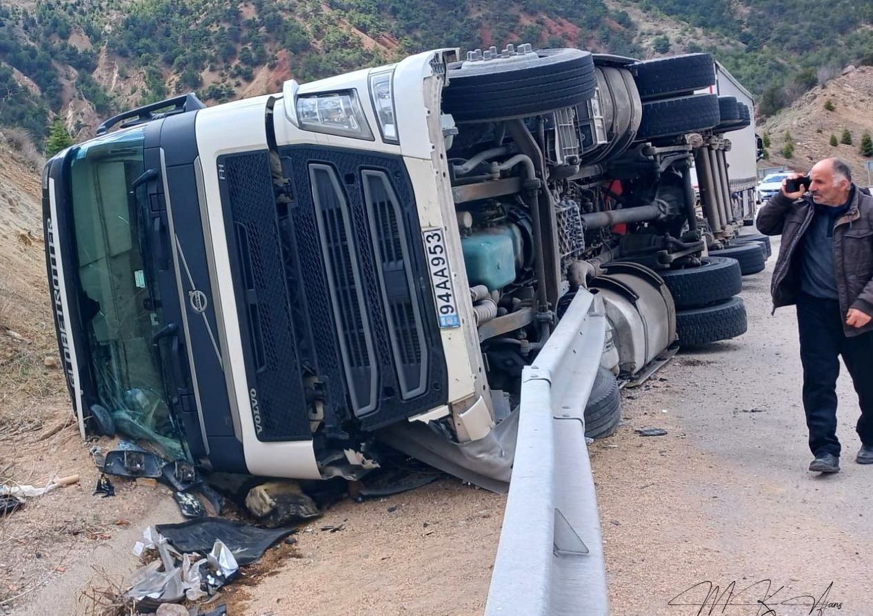 Sivas'ta kontrolden çıkan TIR devrildi