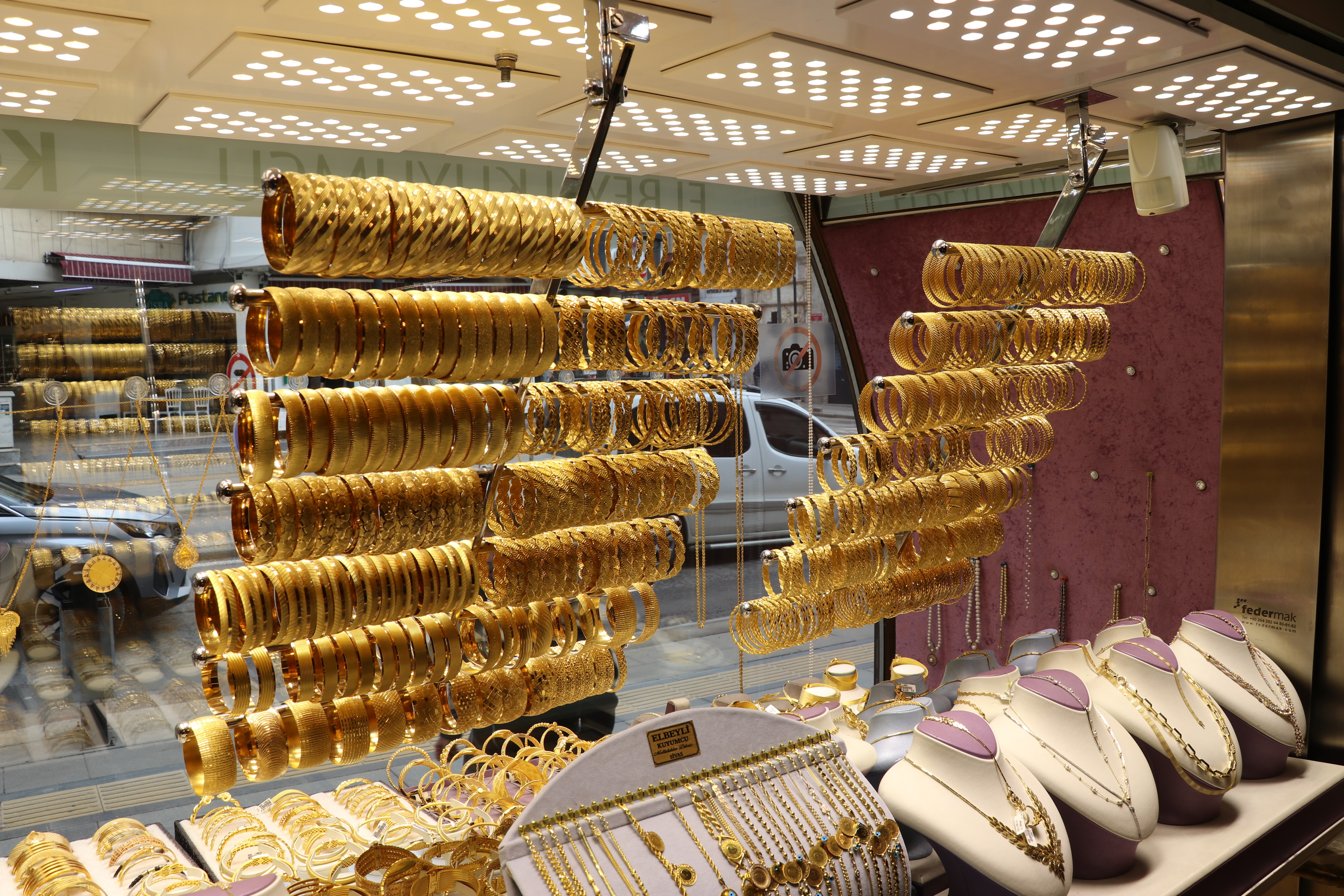 "Yastık altında bulunan tonlarca altın üretime kazandırılmalı"