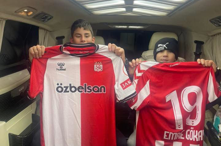Burak Özçoban, Sivassporlu çocukları sevindirdi
