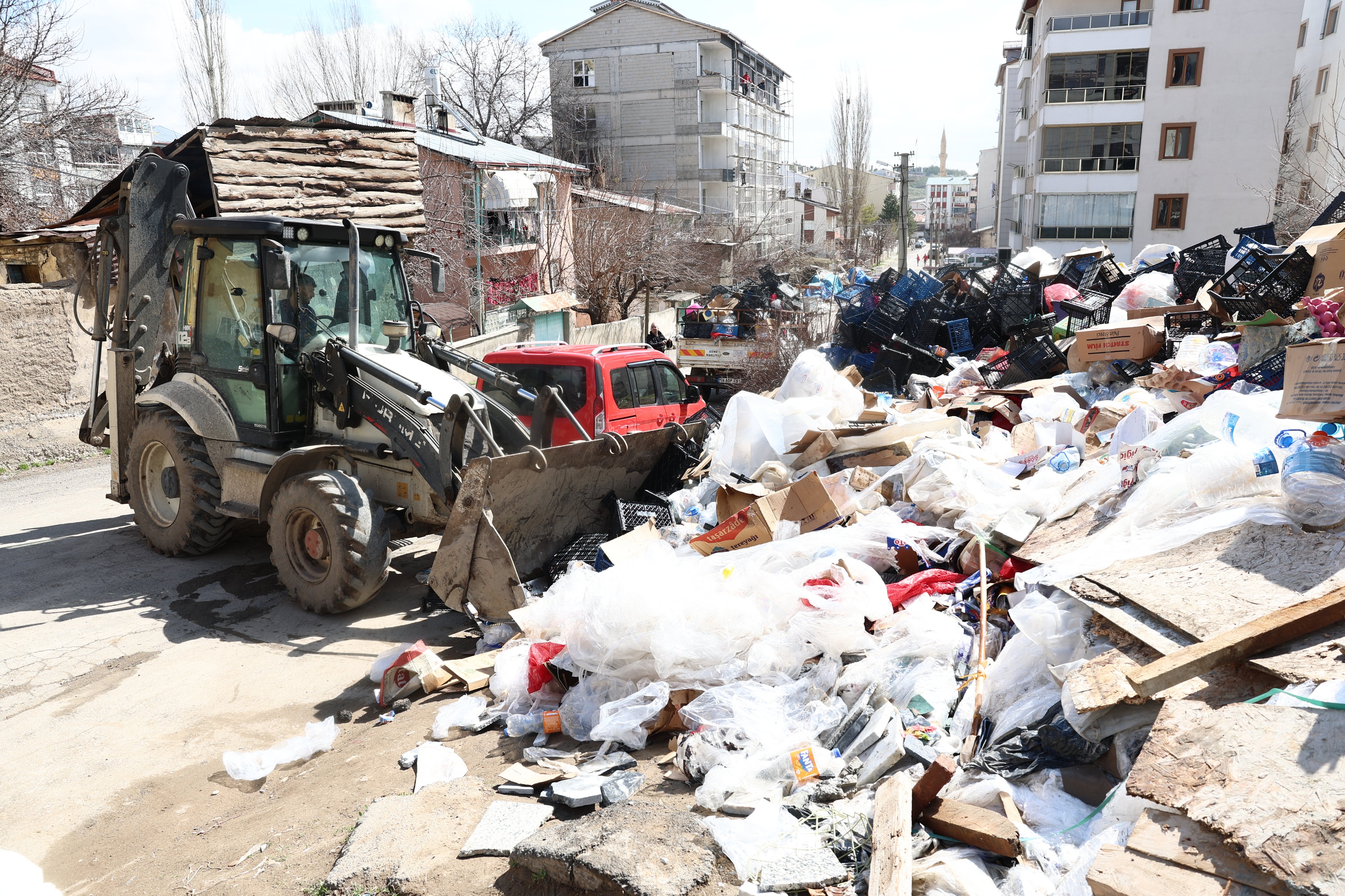 Sivas’ta çöp alarmı: 3 kamyon atık toplandı!