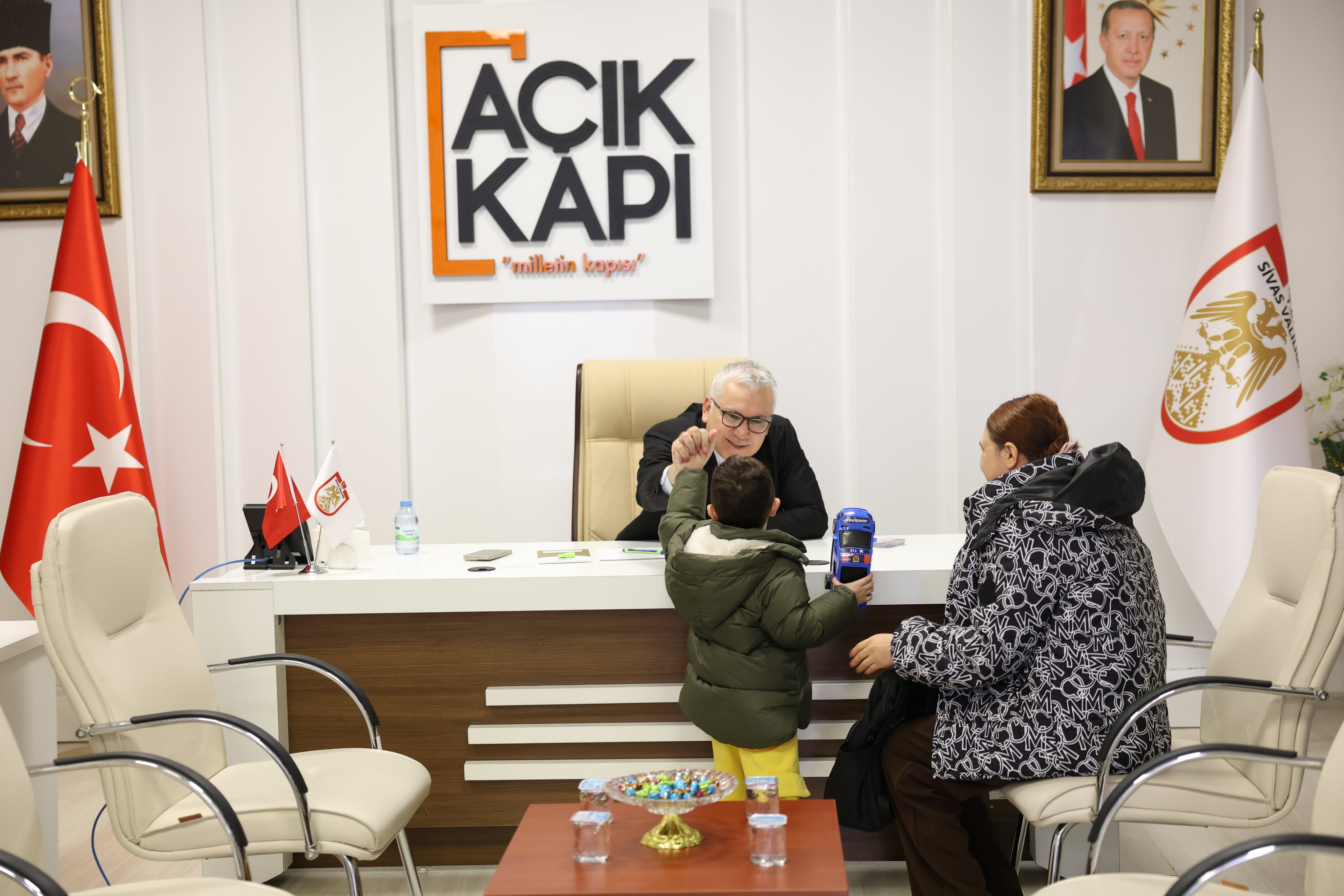 Vali Yılmaz Şimşek "Halk Günü"nde vatandaşlarla buluştu