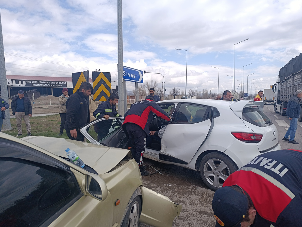 Sivas'ta iki otomobil çarpıştı: 4 yaralı